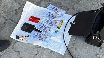 Жінку затримали під час отримання грошей за підробку документів Жінку затримали під час отримання грошей за підробку документів