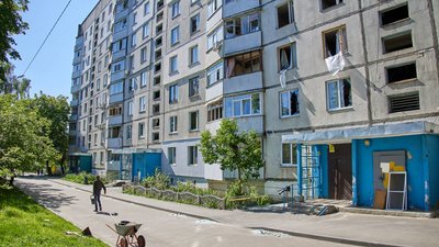 Наслідки обстрілу Київського району Харкова: фото з місця події Наслідки обстрілу Київського району Харкова: фото з місця події