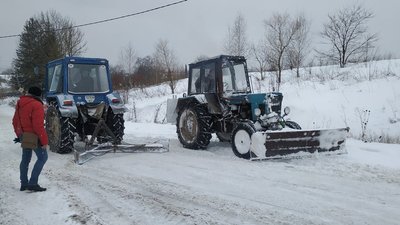 Прикарпатці самотужки прогортають заметені дороги