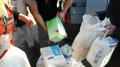 Волонтер з Німеччини купив машину, аби розвозити гуманітарку на Сумщині Волонтер з Німеччини купив машину, аби розвозити гуманітарку на Сумщині