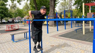 Військовий на протезах