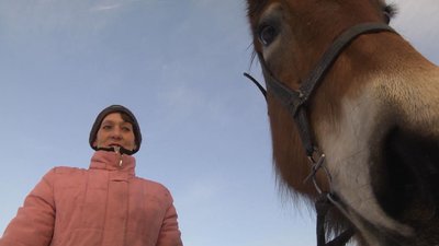 Зорька-Полька та її доглядальниця Олена Шовкова. Зорька-Полька та її доглядальниця Олена Шовкова.