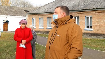 У селі на Житомирщині місцеві жителі зібралися на схід села, протестуючи проти оптимізації школи У селі на Житомирщині місцеві жителі зібралися на схід села, протестуючи проти оптимізації школи