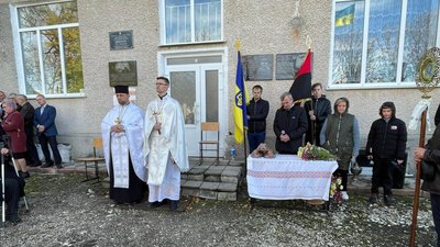 На приміщенні школи в Богданівці встановили меморіальну дошку бійцю На приміщенні школи в Богданівці встановили меморіальну дошку бійцю