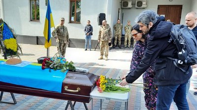 Дражнили Гномом за невисокий зріст, а він став титаном і тримав небо: черкащани попрощалися із Максиміліаном Склянським Дражнили Гномом за невисокий зріст, а він став титаном і тримав небо: черкащани попрощалися із Максиміліаном Склянським