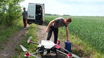 Агродрон готують до обробітку посівів Агродрон готують до обробітку посівів