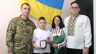 На Сумщині передали нагороду сину загиблого захисника Олександра Петрущенка