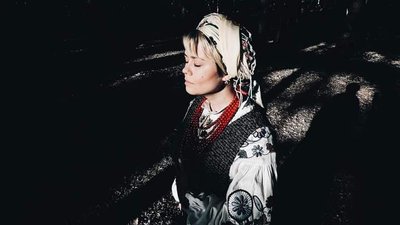"Павутиння війни". Херсонка відкрила благодійну виставку у Львові