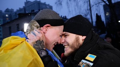 В Україну п'ятого лютого 2025 року в результаті обміну полонених з Росією повернули 150 військовослужбовців. Серед них 25 миколаївських морпіхів, які боронили Маріуполь та потрапили у полон В Україну п'ятого лютого 2025 року в результаті обміну полонених з Росією повернули 150 військовослужбовців. Серед них 25 миколаївських морпіхів, які боронили Маріуполь та потрапили у полон