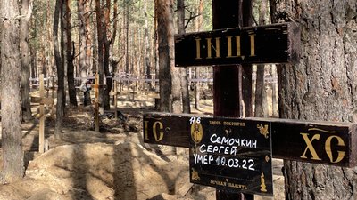 "Мій чоловік лежить під №222": як в Ізюмі шукають могили рідних "Мій чоловік лежить під №222": як в Ізюмі шукають могили рідних
