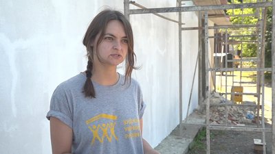 У Збаражі волонтери малюють мурал У Збаражі волонтери малюють мурал