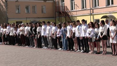 На Кіровоградщині в половині шкіл 31 травня пролунав останній дзвінок На Кіровоградщині в половині шкіл 31 травня пролунав останній дзвінок