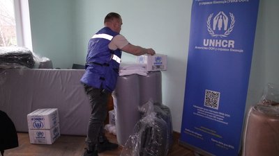 Працюють і без електроенергії. Херсонцям у Вінниці роздавали допомогу від ООН Працюють і без електроенергії. Херсонцям у Вінниці роздавали допомогу від ООН