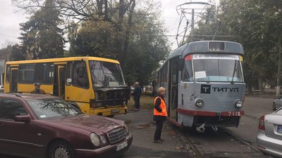 В Одесі автобус зіткнувся з трамваєм: рух маршруту №17 заблокований