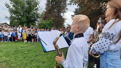 На Львівщині виконали духовний гімн України біля храму, де хрестили Митрополита Шептицького На Львівщині виконали духовний гімн України біля храму, де хрестили Митрополита Шептицького