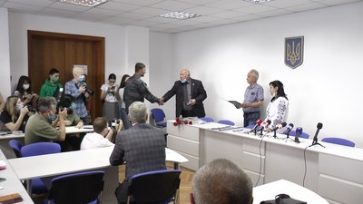 У Франківську нагородили 16 військових та волонтерів до Дня Героїв У Франківську нагородили 16 військових та волонтерів до Дня Героїв