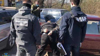 На Житомирщині викрили на хабарі капітана нацполіції та адвоката