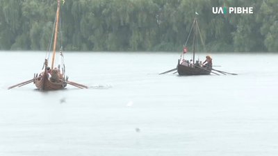 У Рівному, попри зливу, проходить Фестиваль прадавніх човнів У Рівному, попри зливу, проходить Фестиваль прадавніх човнів
