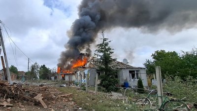 Горить будинок унаслідок обстрілу