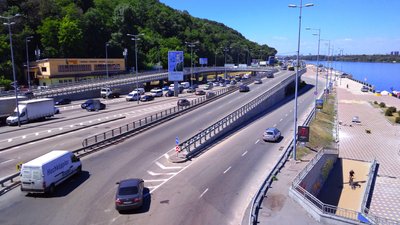 Автомобілі рухаються по трасі, Київ