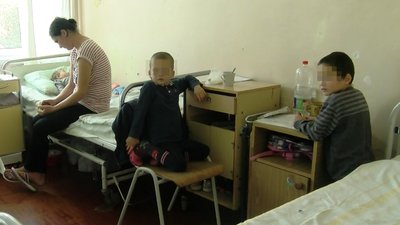 Троє у лікарні, двоє в притулку. Що чекає на п'ятьох дітей, яких побив батько на Волині
