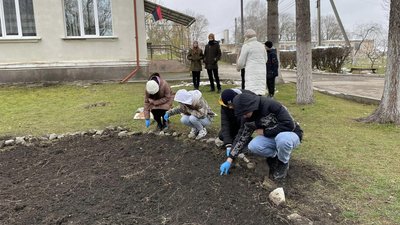 В гімназії на Тернопільщині висадили квіти перемоги В гімназії на Тернопільщині висадили квіти перемоги