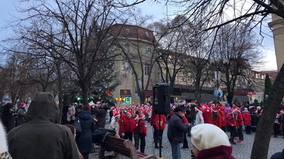 В Берегові запалили першу на Закарпатті новорічну ялинку