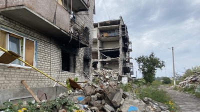 "Розкопувати сусідів — це було на межі", — мешканець зруйнованої обстрілом п'ятиповерхівки в Ізюмі "Розкопувати сусідів — це було на межі", — мешканець зруйнованої обстрілом п'ятиповерхівки в Ізюмі