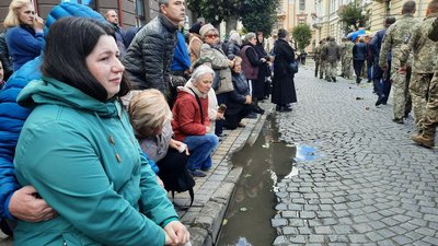У Коломиї на Прикарпатті сотні людей прощалися із загиблим бійцем "десятки" Любомиром Бордуном У Коломиї на Прикарпатті сотні людей прощалися із загиблим бійцем "десятки" Любомиром Бордуном