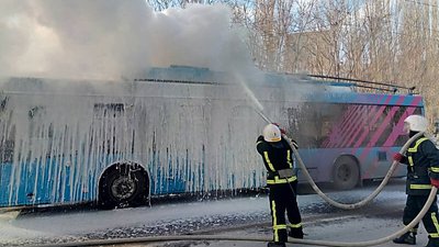 тролейбус тролейбус