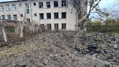 Російські військові ракетним ударом зруйнували школу та житлові будинки у селищі Комишуваха Запорізького району