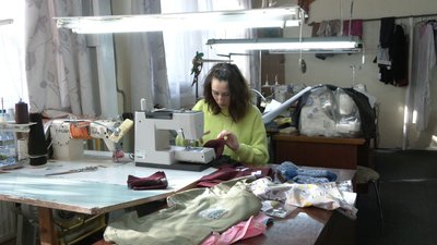 Кіберфутболки, кофти і штани: черкащанка шиє одяг для поранених захисників