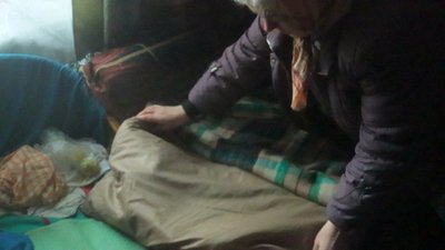Обгорілі стіни та затоплені ліжка. Як живуть люди у зруйнованому будинку у Чернігові Обгорілі стіни та затоплені ліжка. Як живуть люди у зруйнованому будинку у Чернігові