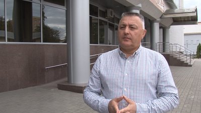 «Говорить, що вчилася у нас»: у Полтаві затримали дівчину, яка стріляла у вчителів із арбалета «Говорить, що вчилася у нас»: у Полтаві затримали дівчину, яка стріляла у вчителів із арбалета