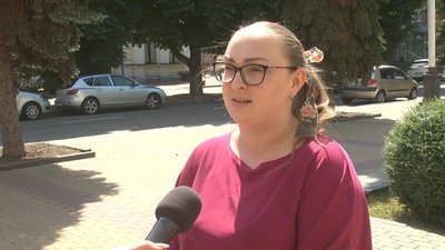 Юристка Аля Гуменюк радить мешканцям міста, які хочуть отримати ремонт своїх вулиць, писати колективні звернення, публікувати пости у соцмережах. Фото: Суспільне. Поділля. Юристка Аля Гуменюк радить мешканцям міста, які хочуть отримати ремонт своїх вулиць, писати колективні звернення, публікувати пости у соцмережах. Фото: Суспільне. Поділля.