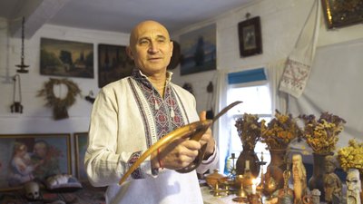 Художник Юрій Камишний з Житомира облаштував у своїй садибі музей старожитностей