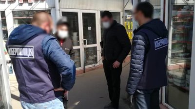 В Херсоні кіберполіцейські викрили продавця підробленої антисептичної рідини В Херсоні кіберполіцейські викрили продавця підробленої антисептичної рідини