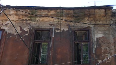 “Живемо на постійному шухері”: в будинку у центрі Одеси розійшлася тріщина, мешканців відселили