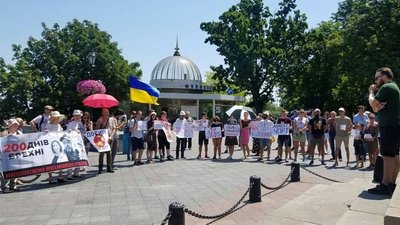 "200 днів брехні": в Одесі мітингували на підтримку підозрюваних у справі Шеремета "200 днів брехні": в Одесі мітингували на підтримку підозрюваних у справі Шеремета