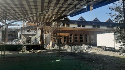 Під ракетний удар потрапив готель у центральному парку Запоріжжя, під завалами перебувають люди Під ракетний удар потрапив готель у центральному парку Запоріжжя, під завалами перебувають люди