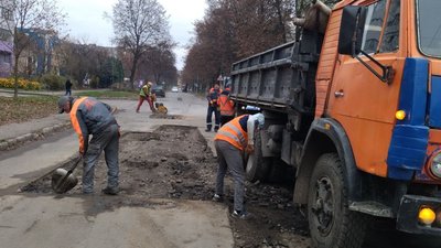 Ямковий ремонт у Луцьку: як дороги готують до зими Ямковий ремонт у Луцьку: як дороги готують до зими