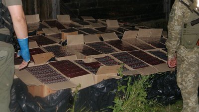 У гірському селі на кордоні в Чернівецькій області виявили склад сигарет на майже мільйон гривень