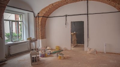 У приміщенні замінили вікна та двері й облаштували вбиральню для людей з інвалідністю. У приміщенні замінили вікна та двері й облаштували вбиральню для людей з інвалідністю.