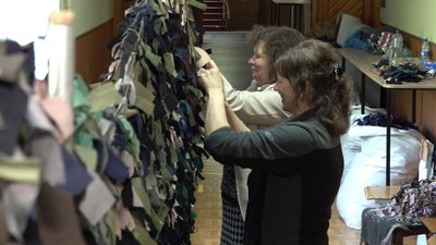 Мають багато замовлень: у черкаському ліцеї бракує людей для плетіння маскувальних сіток