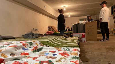 У Миколаєві жителі кількох багатоповерхівок власноруч облаштовують укриття