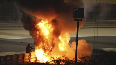 Болід вилетів з траси та спалахнув. Аварія на Гран-прі Формули-1 у Бахрейні