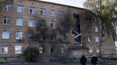ЖІнка йде повз руїни у Вишгороді