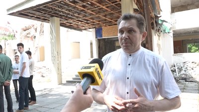 У Житомирі попрощалися з розбомбленим військами РФ ліцеєм №25 У Житомирі попрощалися з розбомбленим військами РФ ліцеєм №25