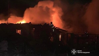 Пошкоджена будівля бібліотеки та об'єкт зв'язку на прикордонні Чернігівщини