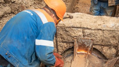 У Києві замінили пошкоджену ділянку магістральної тепломережі У Києві замінили пошкоджену ділянку магістральної тепломережі